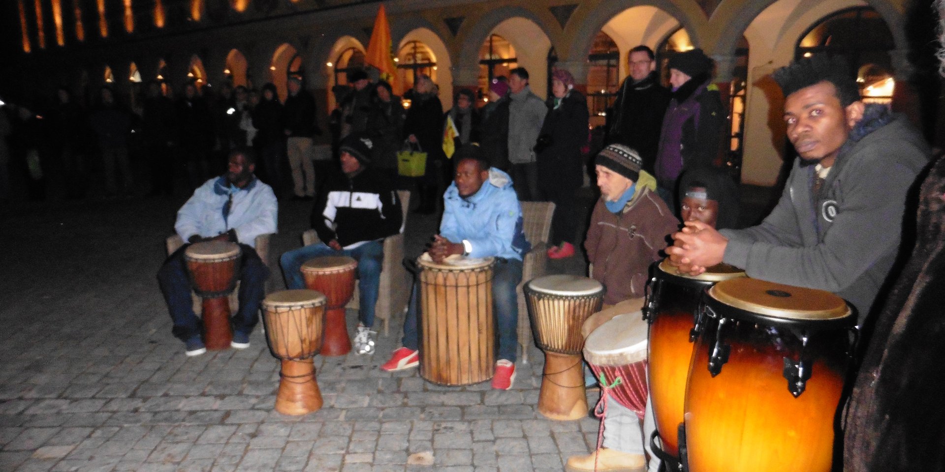 Trommelgruppe „Open Hearts“ bei der Mahnwache