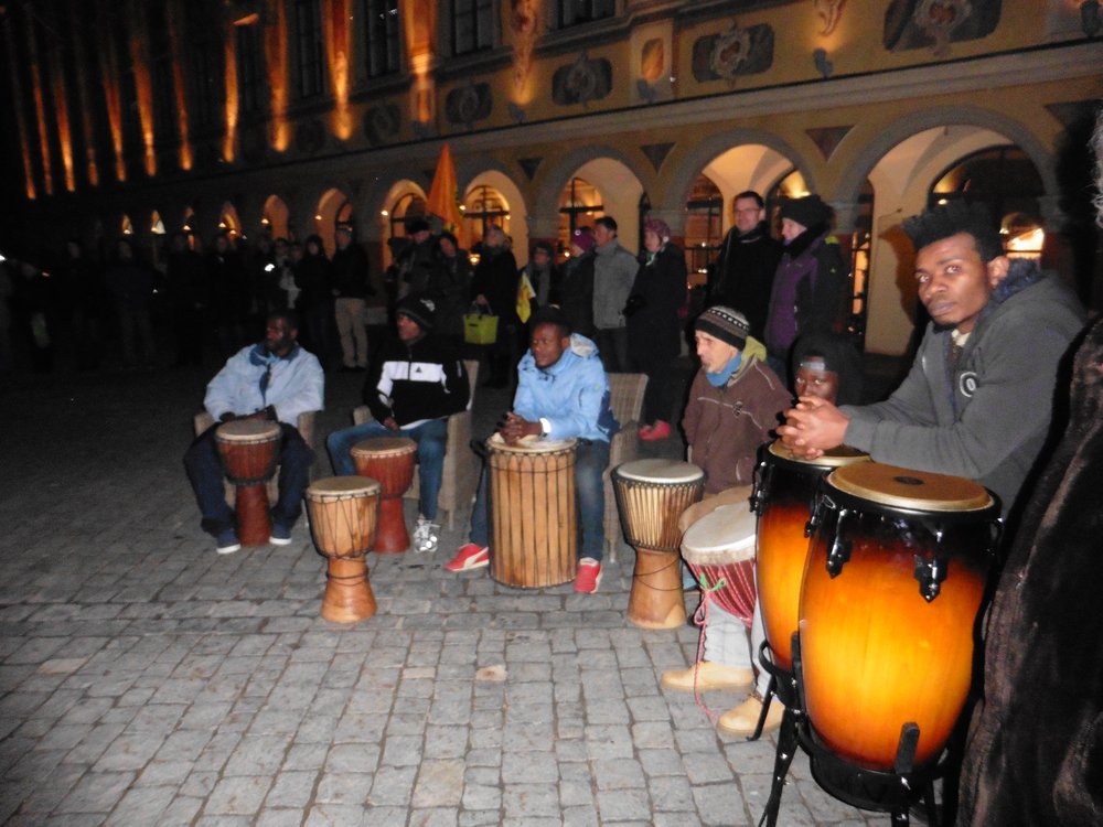 Trommelgruppe „Open Hearts“ bei der Mahnwache